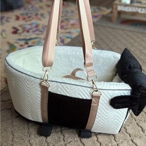 Dog console car seat for pets up to 15lbs -NEW- w/stylish gold hardware and bow